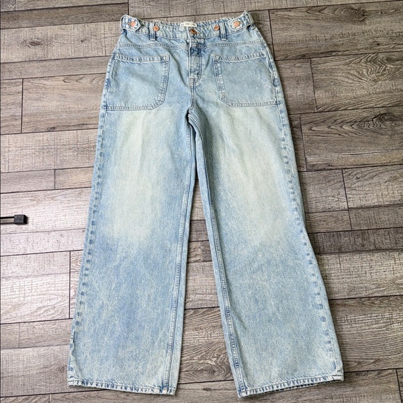 We The Free Palmer Coffed Light Wash Relaxed Jeans - Picture 4 of 14
